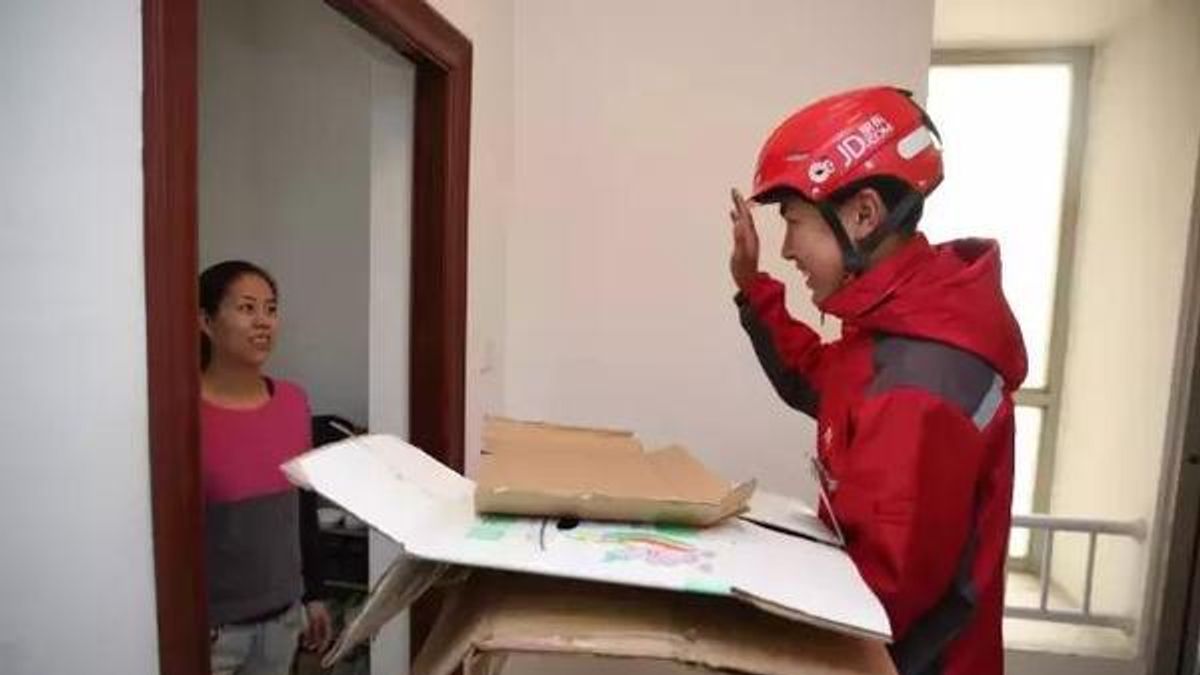 電商消費成中國全民生活的日常,導致瓦愣紙箱供不應求,連日本業者也感受到威力。圖為京東快遞員上門回收紙箱(新華社) 電商消費成中國全民生活的日常,導致瓦愣紙箱供不應求,連日本業者也感受到威力。圖為京東快遞員上門回收紙箱(新華社)