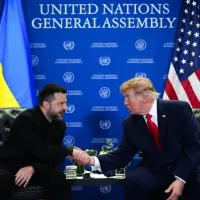 2026年9月、ニューヨークで開かれた国連総会に出席したウクライナのゼレンスキー大統領(左)は、トランプ米大統領と会談した。トランプ氏は10月11日、ロシアとウクライナの「エネルギー停戦」を発表したが、ゼレンスキー氏は事前に知らされていなかったと明らかにした。(AP通信) 2026年9月、ニューヨークで開かれた国連総会に出席したウクライナのゼレンスキー大統領(左)は、トランプ米大統領と会談した。トランプ氏は10月11日、ロシアとウクライナの「エネルギー停戦」を発表したが、ゼレンスキー氏は事前に知らされていなかったと明らかにした。(AP通信)