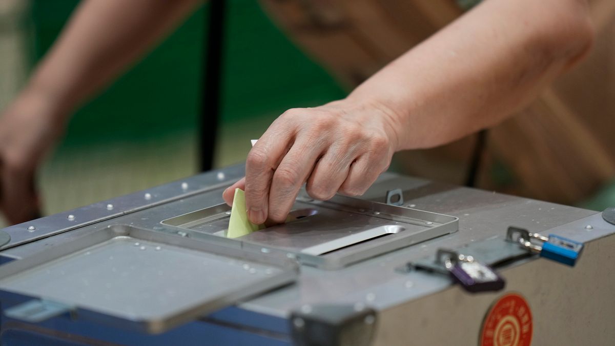 2024年10月27日,第50屆日本眾議院大選投開票,選民投下手中神聖的一票。(美聯社) 2024年10月27日,第50屆日本眾議院大選投開票,選民投下手中神聖的一票。(美聯社)