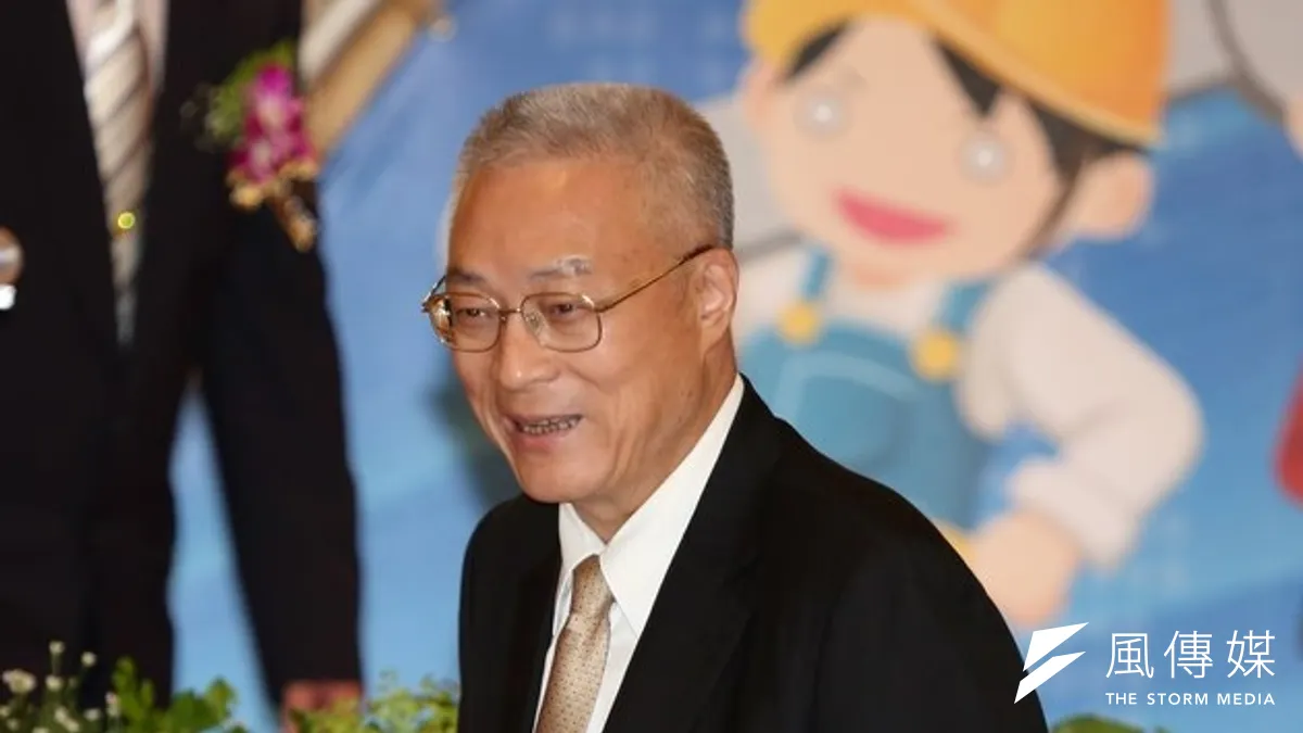 吳敦義確定成為國民黨第一副主席,晚間出席海基會「2014大陸台商端午節座談聯誼會」時,台商紛紛道賀。(資料照片,余志偉攝) 吳敦義確定成為國民黨第一副主席,晚間出席海基會「2014大陸台商端午節座談聯誼會」時,台商紛紛道賀。(資料照片,余志偉攝)