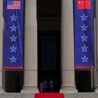 2026年9月25日、米ワシントンの国立公文書館博物館に到着したトランプ米大統領とメラニア夫人、中国の習近平国家主席と彭麗媛夫人。(資料写真、AP) 2026年9月25日、米ワシントンの国立公文書館博物館に到着したトランプ米大統領とメラニア夫人、中国の習近平国家主席と彭麗媛夫人。(資料写真、AP)