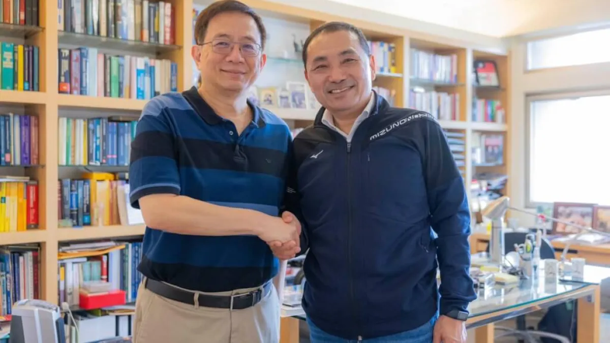 新北市市長侯友宜(右)24日說,拜訪前台灣大學校長管中閔(左),主要是請益國內外重要議題。(取自facebook.com:houyuih)