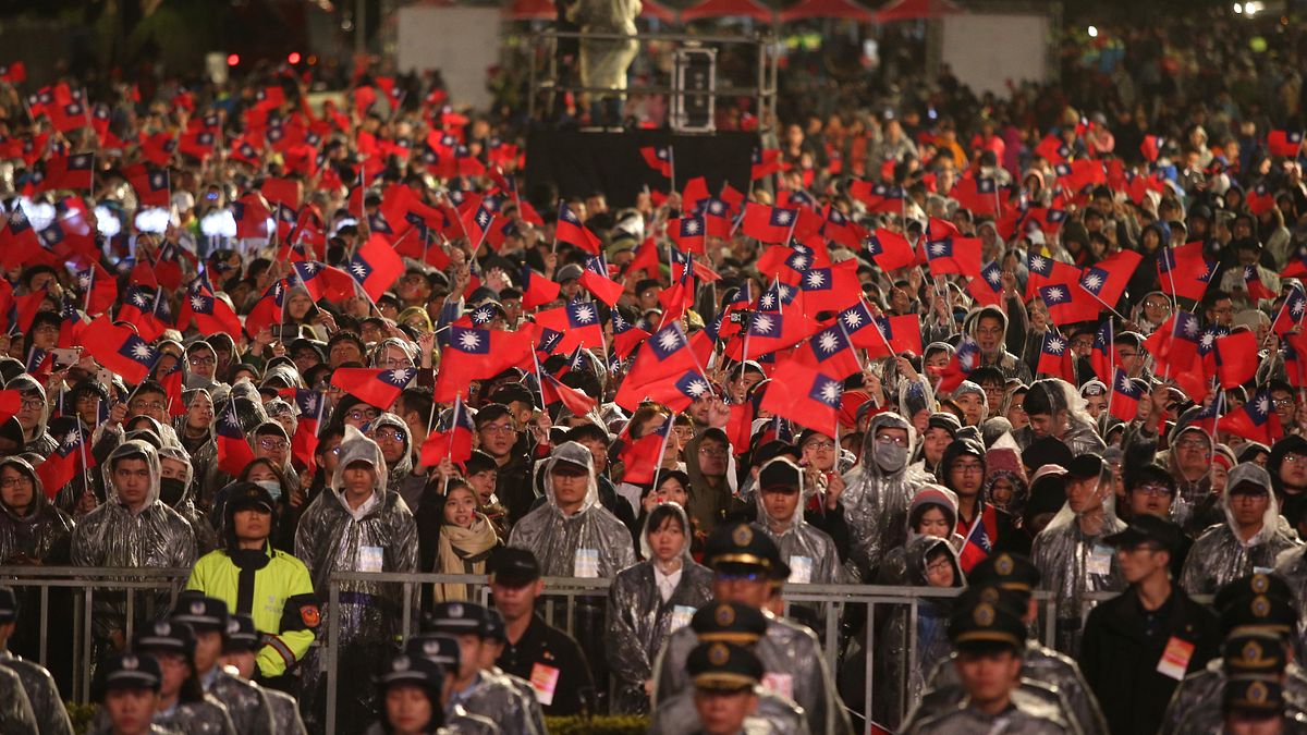 作者稱,只要不符合我們的要求,請勇敢地用手中的選票,將這些政黨及政治人物一一下架。(資料照,台北市攝影記者聯誼會提供) 作者稱,只要不符合我們的要求,請勇敢地用手中的選票,將這些政黨及政治人物一一下架。(資料照,台北市攝影記者聯誼會提供)