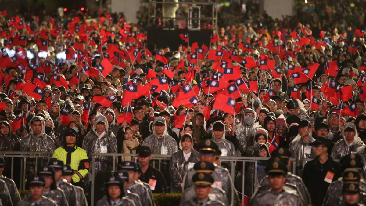 作者稱,只要不符合我們的要求,請勇敢地用手中的選票,將這些政黨及政治人物一一下架。(資料照,台北市攝影記者聯誼會提供)
