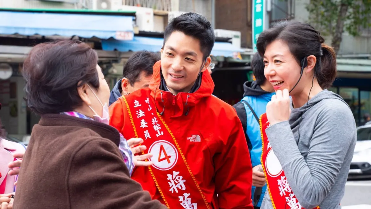 台北市長蔣萬安日前喜獲麟兒,成為三寶爸。圖為蔣萬安與太太石舫亘。(取自蔣萬安臉書)