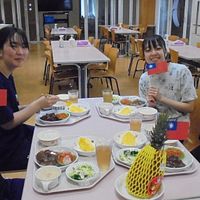 台湾の国旗を手にした美唄市・聖華高校の生徒たちが、台南産パイナップルを味わいながら笑顔を見せた。「とてもおいしい」と全員が太鼓判を押した。(写真/台南市政府提供) 台湾の国旗を手にした美唄市・聖華高校の生徒たちが、台南産パイナップルを味わいながら笑顔を見せた。「とてもおいしい」と全員が太鼓判を押した。(写真/台南市政府提供)