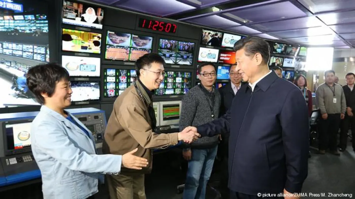 中國官媒中央電視台和新華社與人民日報都有「台灣頻道」或節目,不過這些被篩選呈現的內容與台灣主流民意差距甚遠。圖為中國國家主席習近平2016年訪問中央電視台畫面。(圖/德國之聲)