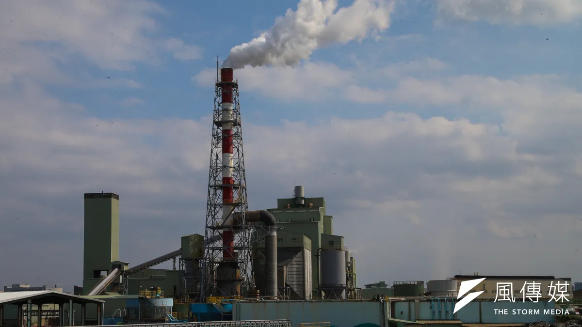 新版《空污法》增訂3.3噸移污抵換1噸固污比例,但僅適用於實施空污總量管制計畫的高屏地區。圖為工廠示意圖,與新聞個案無關。(資料照,陳明仁攝)