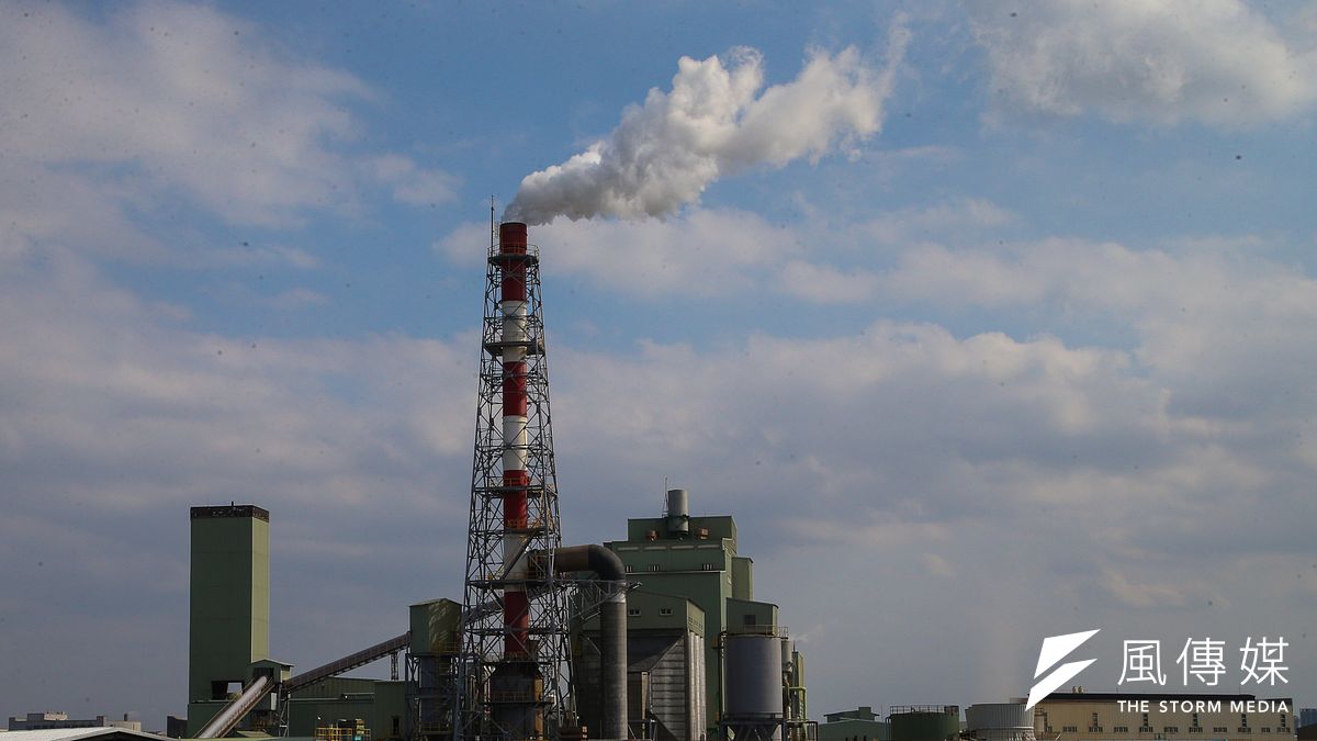 新版《空污法》增訂3.3噸移污抵換1噸固污比例,但僅適用於實施空污總量管制計畫的高屏地區。圖為工廠示意圖,與新聞個案無關。(資料照,陳明仁攝) 新版《空污法》增訂3.3噸移污抵換1噸固污比例,但僅適用於實施空污總量管制計畫的高屏地區。圖為工廠示意圖,與新聞個案無關。(資料照,陳明仁攝)