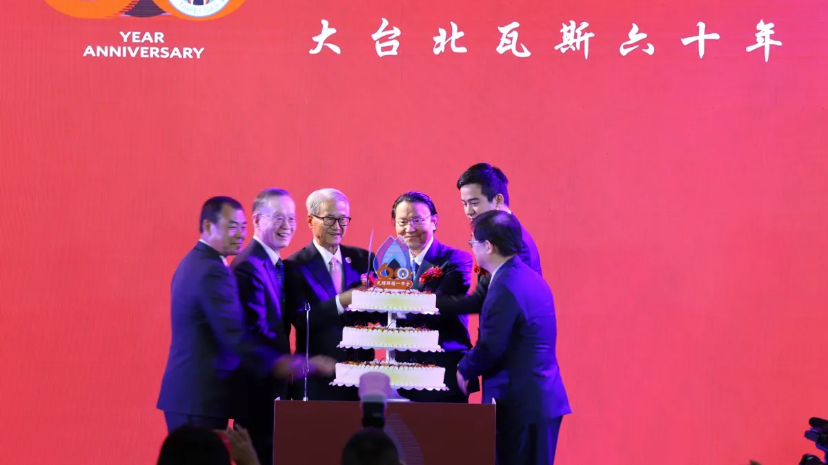 中華民國公用瓦斯事業協會理事長許績陵(左起)、台灣永續能源研究基金會董事長簡又新、大台北區瓦斯董事長吳東進、日本眾議院議員衛藤征士郎、北瓦副董事長吳昕東、北瓦總經理李振隆,今(1)日上午一起切蛋糕慶祝北瓦成立60周年。(大台北瓦斯提供)