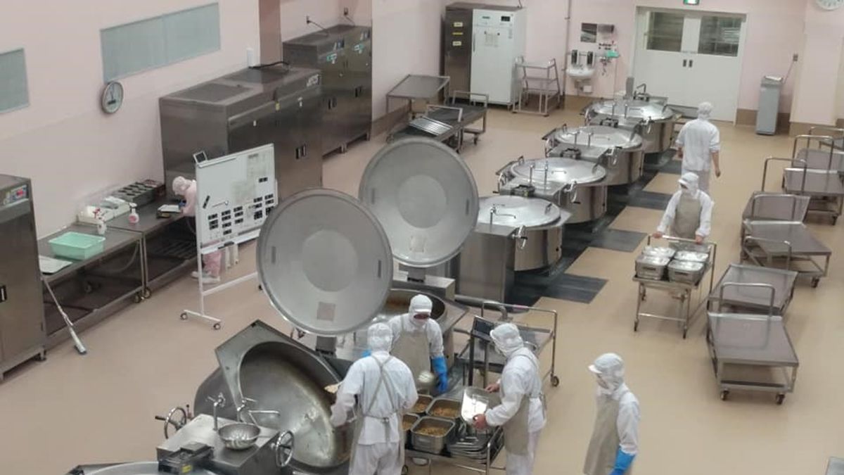 相較於日、韓針對營養午餐完整法規,台灣除人力短缺的窘境,廚工人員更是長期面對低薪、在缺乏保障的就業環境下工作。圖為東京都府中市立給食中心。(大享食育協會提供) 相較於日、韓針對營養午餐完整法規,台灣除人力短缺的窘境,廚工人員更是長期面對低薪、在缺乏保障的就業環境下工作。圖為東京都府中市立給食中心。(大享食育協會提供)