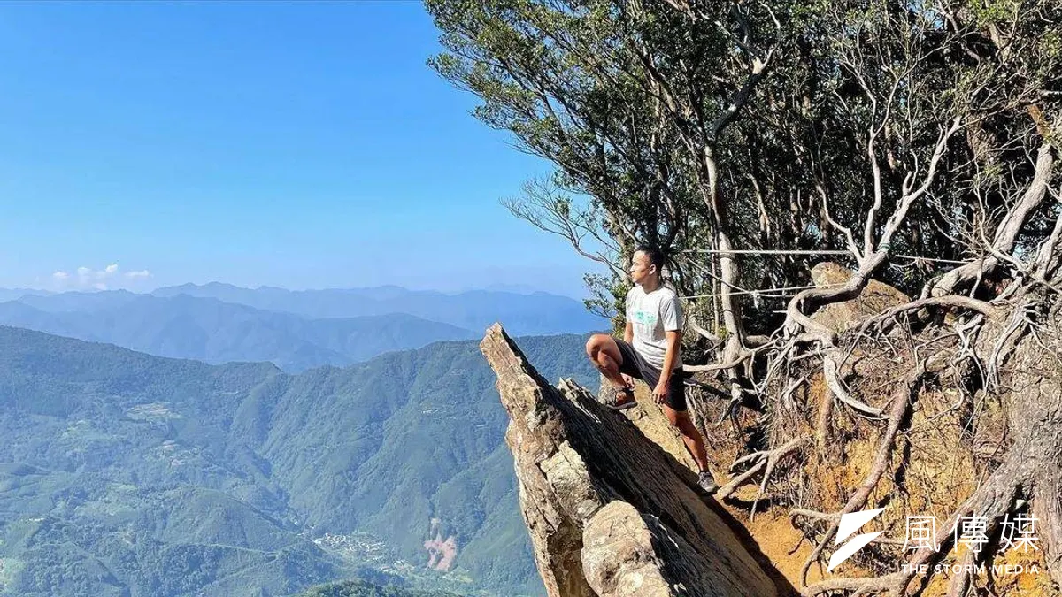 回音谷風景壯麗,不少人會站上峭壁上拍照。(圖/a13yinjei13@instagram提供)