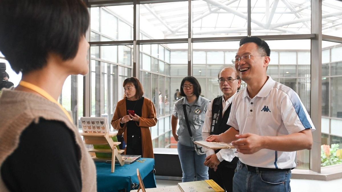 桃園舉辦「書暢桃園-綠野書蹤之解憂處方箋」獨立書店聯合市集,副市長蘇俊賓出席活動順便尋寶。(圖/桃園市政府提供) 桃園舉辦「書暢桃園-綠野書蹤之解憂處方箋」獨立書店聯合市集,副市長蘇俊賓出席活動順便尋寶。(圖/桃園市政府提供)