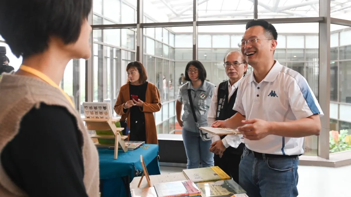 桃園舉辦「書暢桃園-綠野書蹤之解憂處方箋」獨立書店聯合市集,副市長蘇俊賓出席活動順便尋寶。(圖/桃園市政府提供)