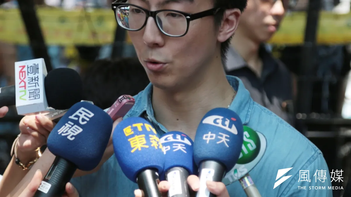 時代力量候選人林昶佐逆勢勝選,林的總幹事吳崢上廣播節目談勝選心法。(余志偉攝)