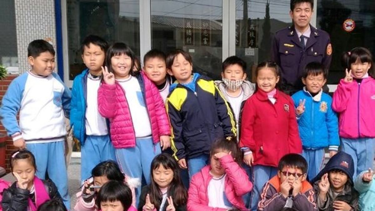 小學學童參訪警所 頻挑戰酒測儀 小學學童參訪警所 頻挑戰酒測儀