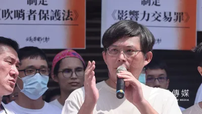 前立委黃國昌21日於行政院及立法院群賢樓前連開2場記者會,並在會後接受媒體訪問。(顏麟宇攝)