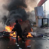 インドネシアの首都ジャカルタで激しいデモ抗議が発生し、抗議者たちが車両やごみを燃やした。(写真/AP通信提供) インドネシアの首都ジャカルタで激しいデモ抗議が発生し、抗議者たちが車両やごみを燃やした。(写真/AP通信提供)