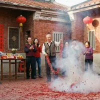 關於初四迎財神的時間,常見說法是「送神早、接神遲」,因此祭拜多安排在中午12點之後至傍晚天黑前進行。(生成示意圖/智慧內容中心製) 關於初四迎財神的時間,常見說法是「送神早、接神遲」,因此祭拜多安排在中午12點之後至傍晚天黑前進行。(生成示意圖/智慧內容中心製)