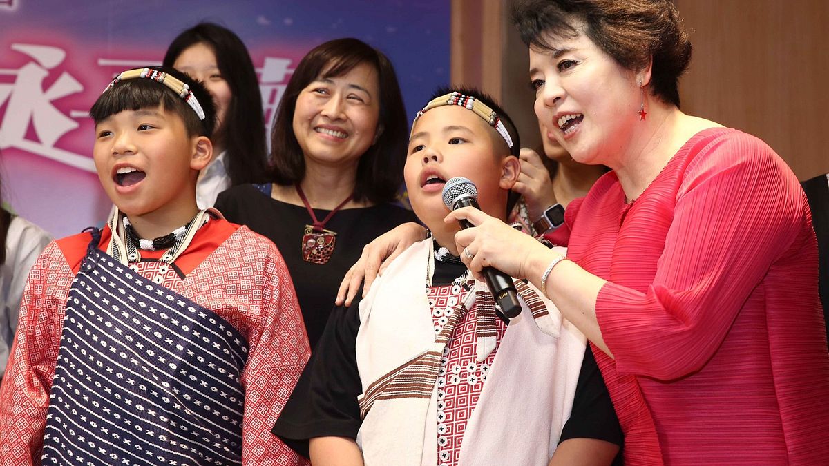 聲樂家簡文秀(右)4/13將於新北市立永平高中校慶當日舉辦《樂永平華‧為生命而唱》音樂會,新北市教育局長林奕華(右二)讚許這場活動從臺灣歌謠、校園民歌、到著名的世界名歌等曲目,能增長學生的藝術涵養與視野,繼續散播美感教育的種籽。(圖/新北市教育局提供) 聲樂家簡文秀(右)4/13將於新北市立永平高中校慶當日舉辦《樂永平華‧為生命而唱》音樂會,新北市教育局長林奕華(右二)讚許這場活動從臺灣歌謠、校園民歌、到著名的世界名歌等曲目,能增長學生的藝術涵養與視野,繼續散播美感教育的種籽。(圖/新北市教育局提供)