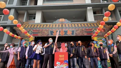 台中市海線地區第一座社會住宅「梧棲三民好宅」4月17日舉辦入住典禮,由台中市副市長陳子敬(中間手持長牌者)主持。(圖/台中市政府提供)