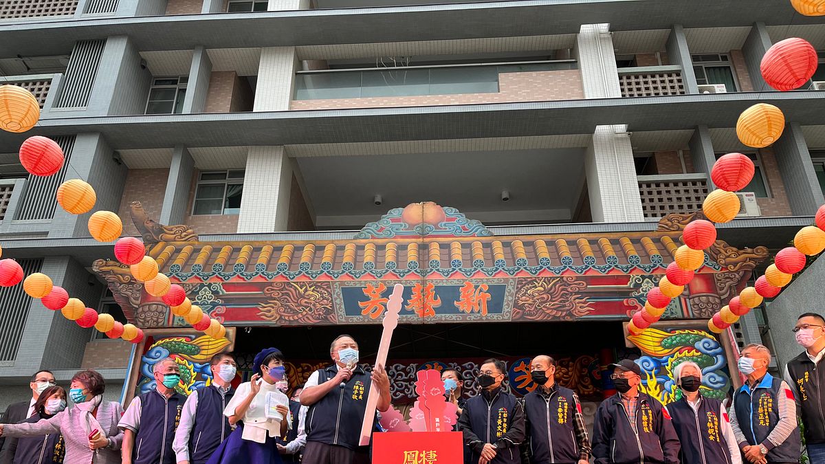 台中市海線地區第一座社會住宅「梧棲三民好宅」4月17日舉辦入住典禮,由台中市副市長陳子敬(中間手持長牌者)主持。(圖/台中市政府提供) 台中市海線地區第一座社會住宅「梧棲三民好宅」4月17日舉辦入住典禮,由台中市副市長陳子敬(中間手持長牌者)主持。(圖/台中市政府提供)