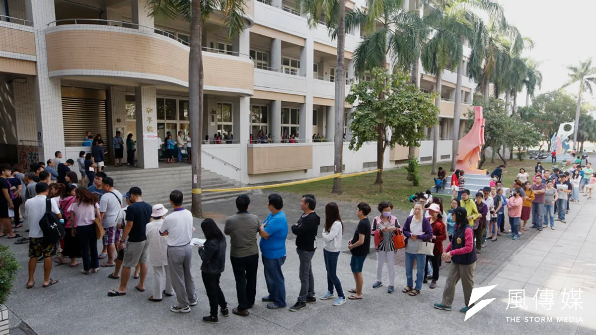 公投綁大選讓選民投票大排長龍、怨聲載道。(郭晉瑋攝) 公投綁大選讓選民投票大排長龍、怨聲載道。(郭晉瑋攝)