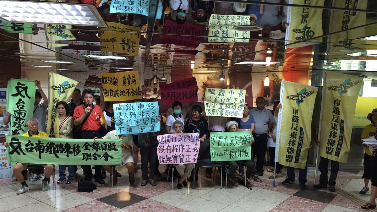 台南鐵路東移專案照顧住宅2日舉行抽籤,反南鐵東移全縣自救聯合會到場抗議。(取自反台南鐵路東移臉書) 台南鐵路東移專案照顧住宅2日舉行抽籤,反南鐵東移全縣自救聯合會到場抗議。(取自反台南鐵路東移臉書)