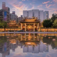 艋舺公園のリニューアルオープン式典が10月17日に開催される。11月7日までの4週末連続で、レトロ歌謡ショー、雲門舞集の野外公演、多文化バザーなどさまざまなイベントが企画されているほか、会場では限定お守りや周辺商店街・夜市で利用可能な消費券が配布される。(写真/台北市政府観光伝播局提供) 艋舺公園のリニューアルオープン式典が10月17日に開催される。11月7日までの4週末連続で、レトロ歌謡ショー、雲門舞集の野外公演、多文化バザーなどさまざまなイベントが企画されているほか、会場では限定お守りや周辺商店街・夜市で利用可能な消費券が配布される。(写真/台北市政府観光伝播局提供)