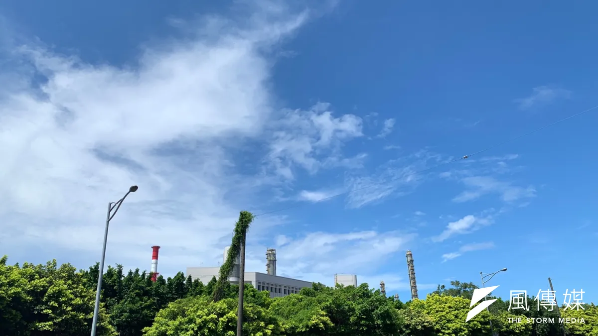 2019年7月南高雄天空,背景為臨海工業區工廠。(圖/徐炳文攝)