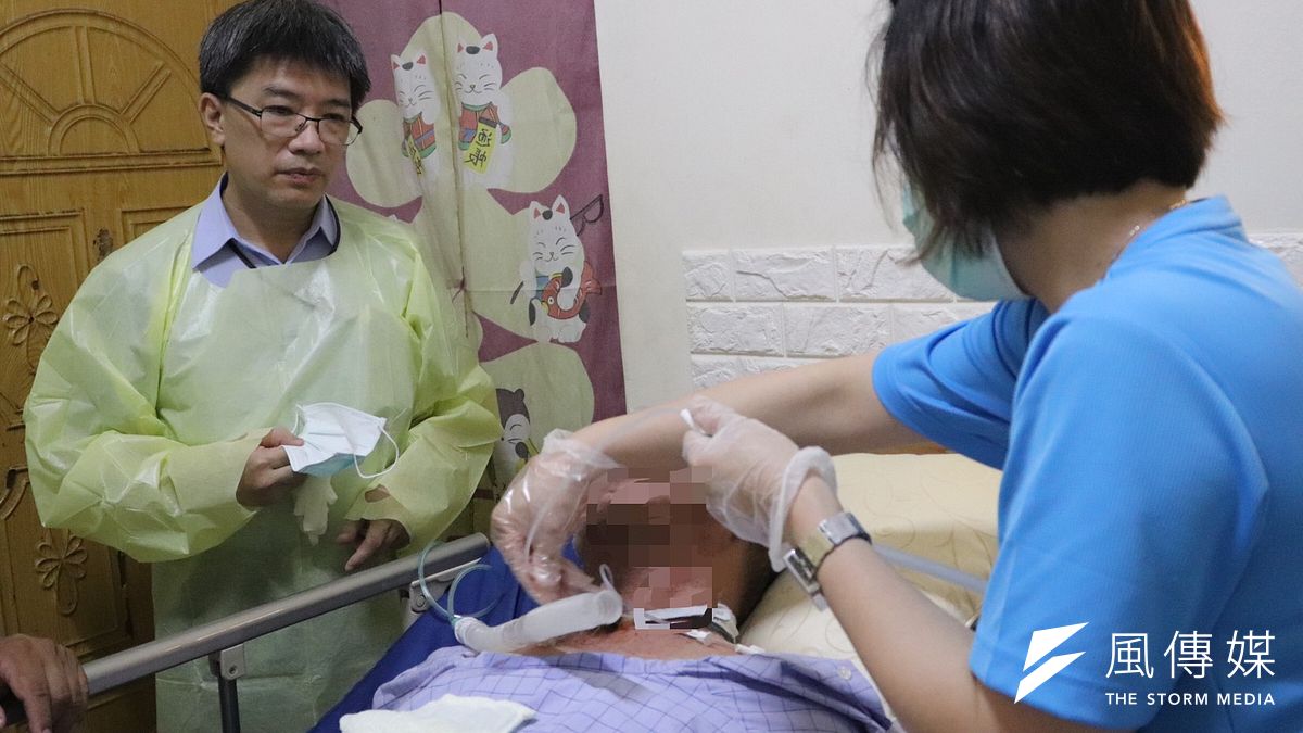 旗津醫院推動長照服務,推出「居家醫療」對長期臥床或行動不便的失能長者,提供到宅的醫療服務。(圖/徐炳文攝) 旗津醫院推動長照服務,推出「居家醫療」對長期臥床或行動不便的失能長者,提供到宅的醫療服務。(圖/徐炳文攝)