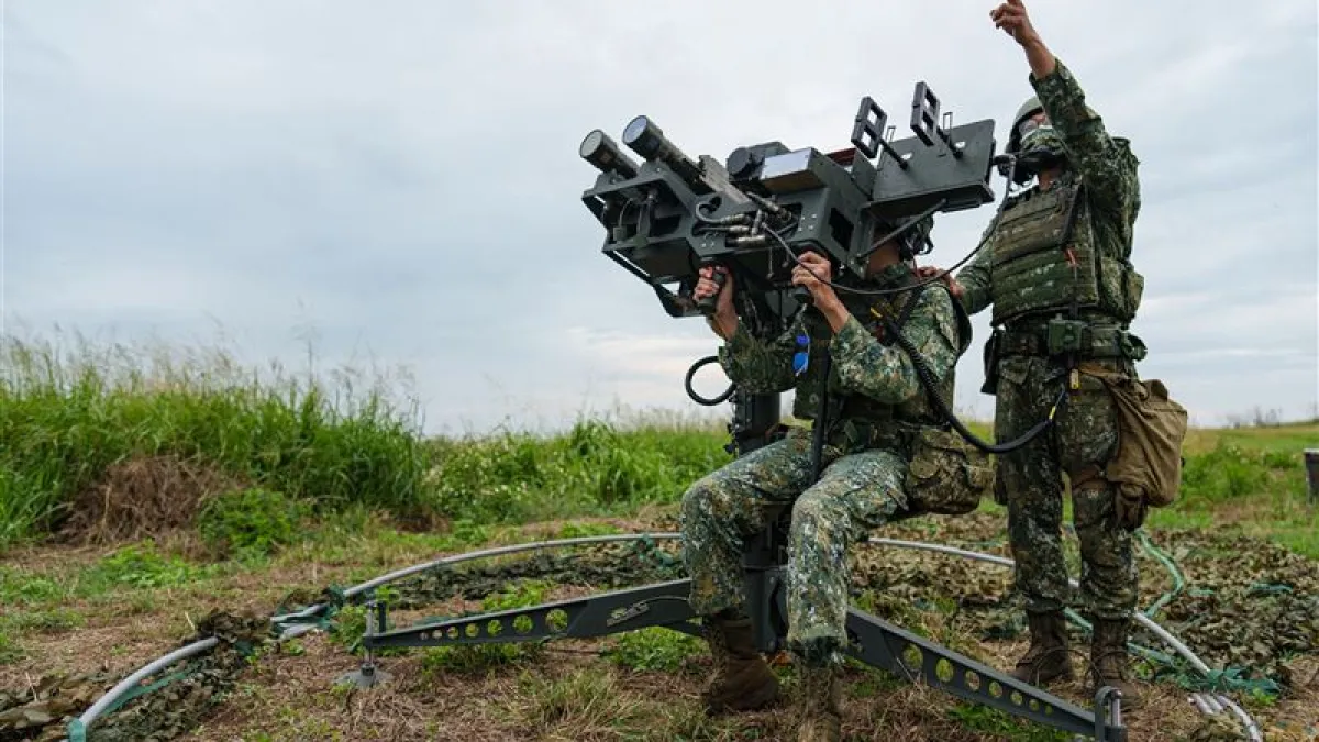 陸軍澎防部12日實施5月份「鎮疆操演」,雙聯裝刺針飛彈罕見現蹤。(取自青年日報)