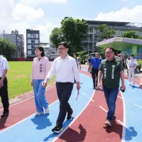 立委賴瑞隆邀集議員黃彥毓、市議員參選人黃敬雅、吳昱鋒,及運動部、教育部國教署、高市運發局、教育局等前往明正國小實地會勘,加速推動高雄首座城市級專業體操訓練基地。(圖/賴瑞隆競選總部提供) 立委賴瑞隆邀集議員黃彥毓、市議員參選人黃敬雅、吳昱鋒,及運動部、教育部國教署、高市運發局、教育局等前往明正國小實地會勘,加速推動高雄首座城市級專業體操訓練基地。(圖/賴瑞隆競選總部提供)