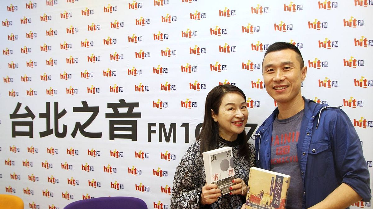 八旗文化總編輯富察(李延賀)趁著《延禧攻略》宮鬥劇熱潮,打了八旗出版的《最後的皇族》書。(取自富察臉書) 八旗文化總編輯富察(李延賀)趁著《延禧攻略》宮鬥劇熱潮,打了八旗出版的《最後的皇族》書。(取自富察臉書)