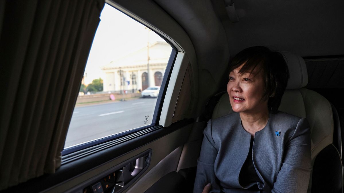 2025年5月29日、安倍晋三氏の妻・安倍昭恵さんがロシアのプーチン大統領との会談を終え、クレムリン宮殿を後にした。(AP通信) 2025年5月29日、安倍晋三氏の妻・安倍昭恵さんがロシアのプーチン大統領との会談を終え、クレムリン宮殿を後にした。(AP通信)