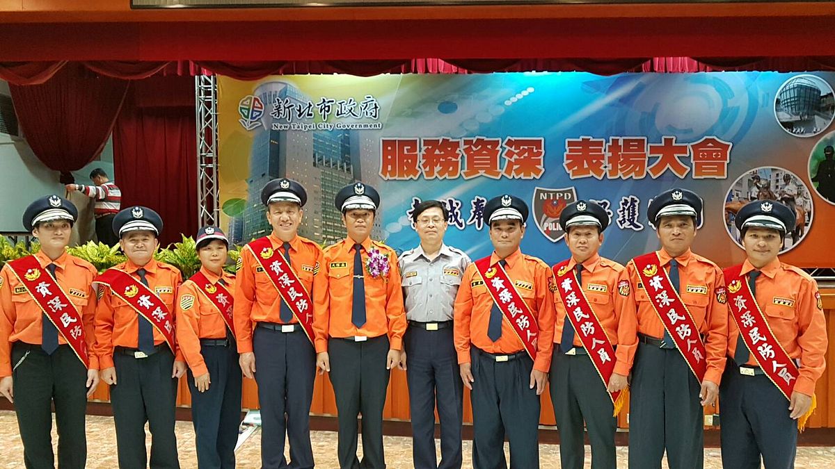 新北市政府106年度資深民防人員表揚大會,122位受獎的資深民防、義警、義交、義刑人員,均有20年以上經驗。(圖/新北市警察局提供) 新北市政府106年度資深民防人員表揚大會,122位受獎的資深民防、義警、義交、義刑人員,均有20年以上經驗。(圖/新北市警察局提供)