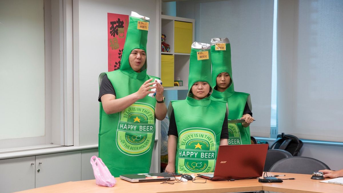 由新北市政府新聞局舉辦的2019「新北校園廣告人」,複選提案面試戰況激烈,參賽同學以酒瓶裝扮進行提案面試,造型吸睛。(圖/新北市新聞局提供) 由新北市政府新聞局舉辦的2019「新北校園廣告人」,複選提案面試戰況激烈,參賽同學以酒瓶裝扮進行提案面試,造型吸睛。(圖/新北市新聞局提供)