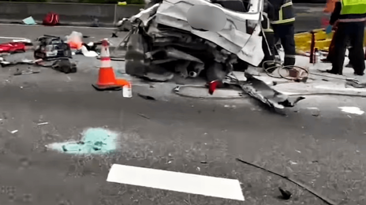 有網友爆料,這起事故中闖下大禍的大貨車駕駛是單親爸爸,還有兩個孩子要養,且欠人多達60萬的債務。(圖/翻攝自記者爆料網) 有網友爆料,這起事故中闖下大禍的大貨車駕駛是單親爸爸,還有兩個孩子要養,且欠人多達60萬的債務。(圖/翻攝自記者爆料網)