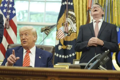 2025年5月8日。美國總統川普(Donald Trump)在華盛頓白宮橢圓形辦公室宣佈美英貿易協議。站在他後方的是英國駐美國大使曼德森(Peter Mandelson)。(AP)