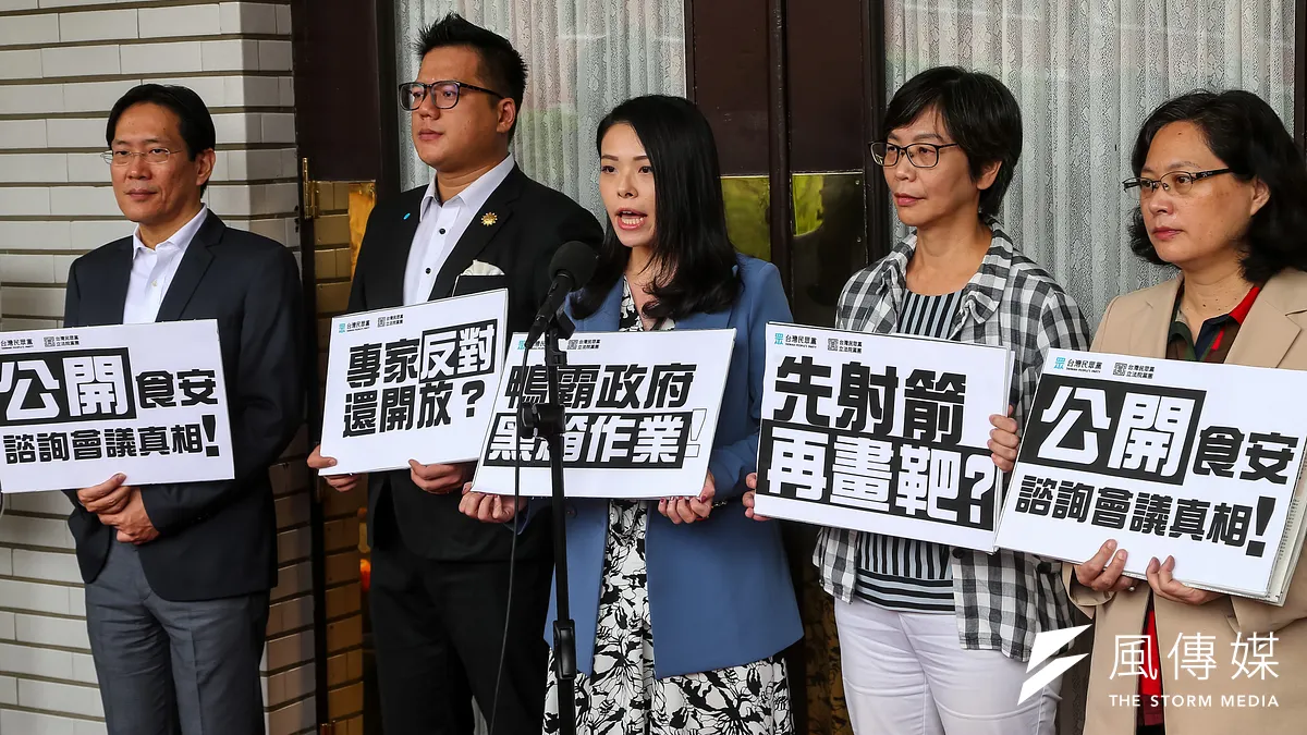民眾黨總召賴香伶(右起)、立委蔡碧如、高虹安、邱臣遠、張其祿16日於立院議場門口接受媒體聯訪,並手持「公開食安,諮詢會議真相!」等標語。(顏麟宇攝) 民眾黨總召賴香伶(右起)、立委蔡碧如、高虹安、邱臣遠、張其祿16日於立院議場門口接受媒體聯訪,並手持「公開食安,諮詢會議真相!」等標語。(顏麟宇攝)