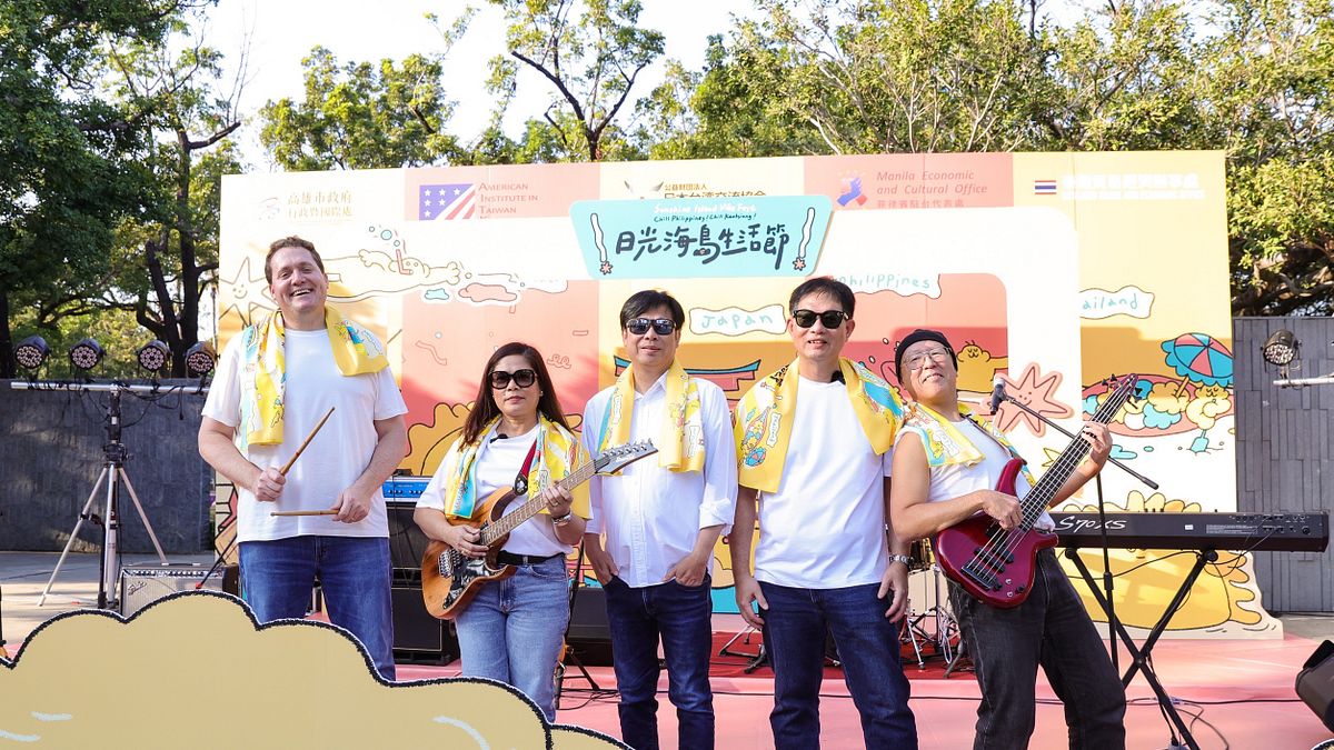 高雄市・陳其邁市長(中央)と4カ国代表団が2月に初開催される日光海島生活祭をPR。「海上の人」を熱唱。(写真提供:高雄市政府) 高雄市・陳其邁市長(中央)と4カ国代表団が2月に初開催される日光海島生活祭をPR。「海上の人」を熱唱。(写真提供:高雄市政府)