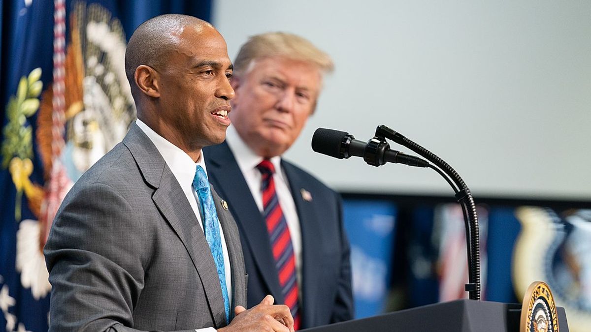 退役NFL球星、新任住宅與城市發展部長提名人透納(左)。(翻攝自白宮) 退役NFL球星、新任住宅與城市發展部長提名人透納(左)。(翻攝自白宮)