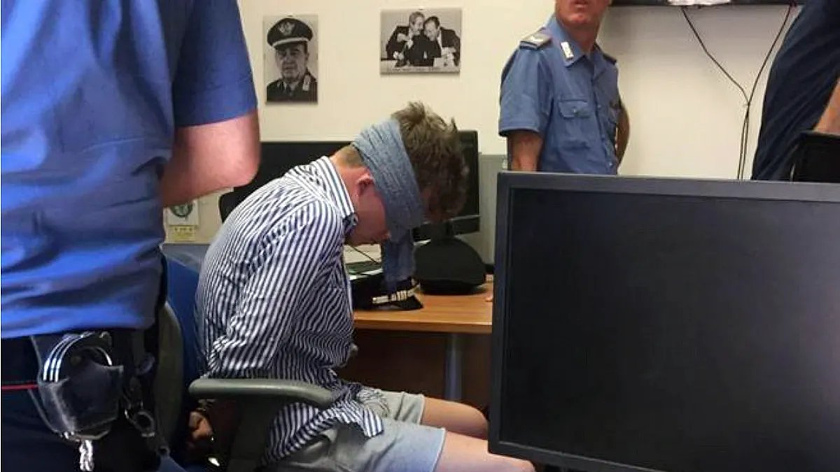 義大利知名日報《晚郵報》28日刊登納塔利-約斯被矇住眼睛與戴上手銬的照片(美聯社) 義大利知名日報《晚郵報》28日刊登納塔利-約斯被矇住眼睛與戴上手銬的照片(美聯社)