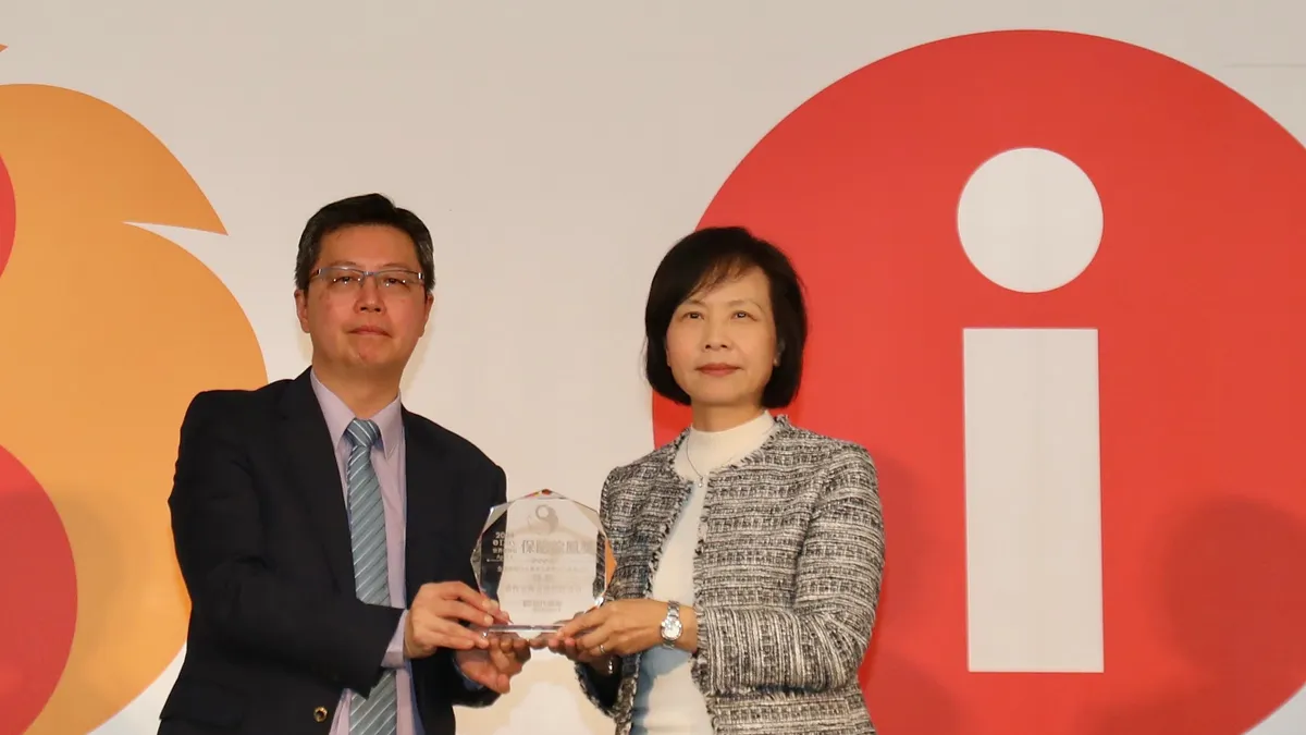 合庫投信董事長陳美足(右)傳出已向合庫金控高層口頭請辭,將於5月份去職。(資料照,合庫金控提供) 合庫投信董事長陳美足(右)傳出已向合庫金控高層口頭請辭,將於5月份去職。(資料照,合庫金控提供)