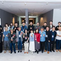 朱銘美術館年度大展《恆形—雕塑作為方法》盛大開幕,董事長葉樹姍(前排中藍白服飾者)與策展人沈伯丞(前排左四灰色西裝者),率藝術家團隊熱情合影。(圖/朱銘美術館提供) 朱銘美術館年度大展《恆形—雕塑作為方法》盛大開幕,董事長葉樹姍(前排中藍白服飾者)與策展人沈伯丞(前排左四灰色西裝者),率藝術家團隊熱情合影。(圖/朱銘美術館提供)