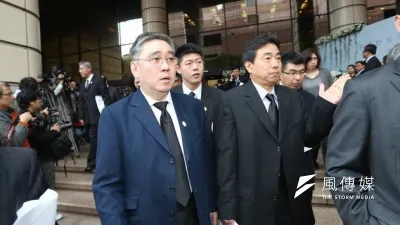 王永慶長子王文洋(左)因桃色事件被「廢太子」,由王永慶下字條趕出集團。(資料照,吳逸驊攝)