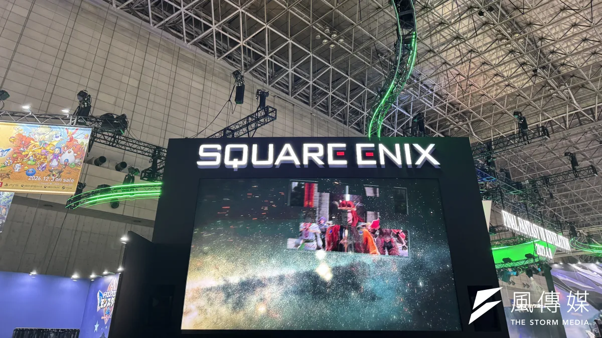 スクウェア・エニックスは「東京ゲームショウ2026」で、『FFVII リベレーション』をはじめとする主力新作の試遊体験に加え、会場物販のDX化やオンライン限定のサイン入り商品の抽選販売など、リアルとオンラインを連動させた多彩な施策を展開し、大きな存在感を示した。(黃信維撮影)