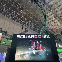 スクウェア・エニックスは「東京ゲームショウ2026」で、『FFVII リベレーション』をはじめとする主力新作の試遊体験に加え、会場物販のDX化やオンライン限定のサイン入り商品の抽選販売など、リアルとオンラインを連動させた多彩な施策を展開し、大きな存在感を示した。(黃信維撮影) スクウェア・エニックスは「東京ゲームショウ2026」で、『FFVII リベレーション』をはじめとする主力新作の試遊体験に加え、会場物販のDX化やオンライン限定のサイン入り商品の抽選販売など、リアルとオンラインを連動させた多彩な施策を展開し、大きな存在感を示した。(黃信維撮影)