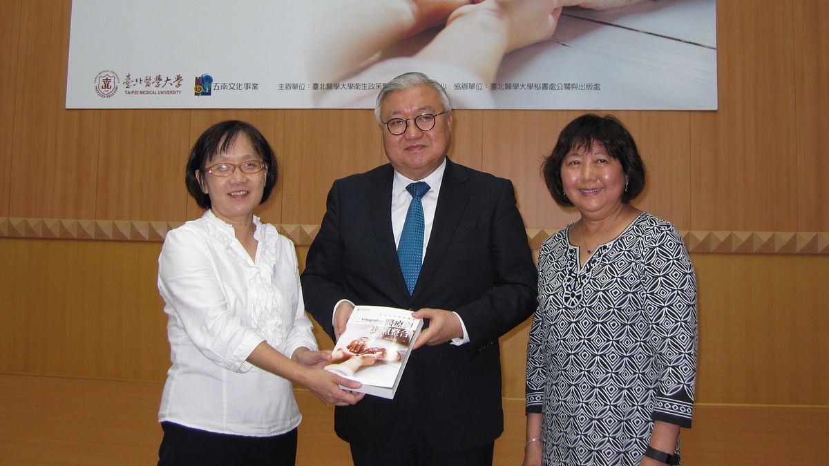 國內第一本整合照顧專書《醫療與長照整合─打造全人照顧體系》表會,左起為護理及健康照護司司長蔡誾誾、台北醫學大學校長閻雲,與客座教授王懿範。(黃天如攝) 國內第一本整合照顧專書《醫療與長照整合─打造全人照顧體系》表會,左起為護理及健康照護司司長蔡誾誾、台北醫學大學校長閻雲,與客座教授王懿範。(黃天如攝)