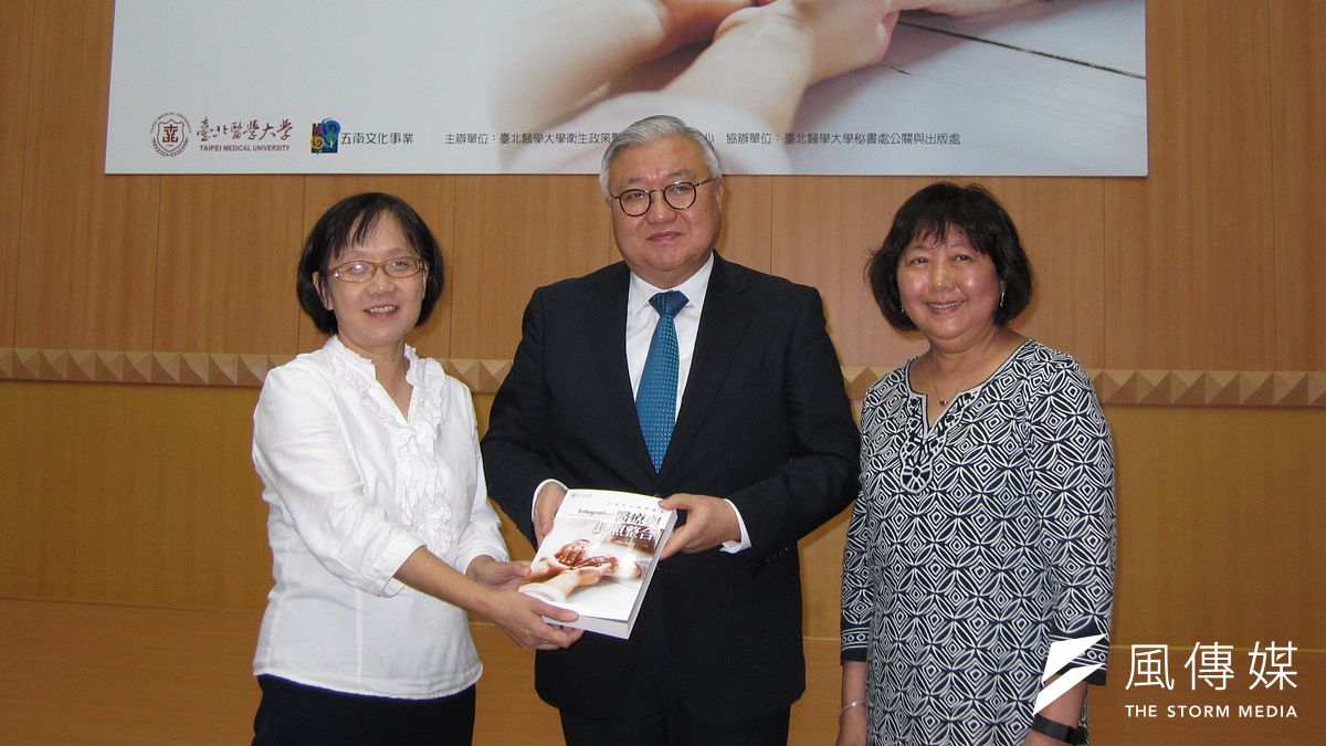 國內第一本整合照顧專書《醫療與長照整合─打造全人照顧體系》表會,左起為護理及健康照護司司長蔡誾誾、台北醫學大學校長閻雲,與客座教授王懿範。(黃天如攝) 國內第一本整合照顧專書《醫療與長照整合─打造全人照顧體系》表會,左起為護理及健康照護司司長蔡誾誾、台北醫學大學校長閻雲,與客座教授王懿範。(黃天如攝)